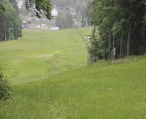 Skiareál Karolinka  - Prostřední část sjezdovky a snowpark - 7.6.2023 v 13:02