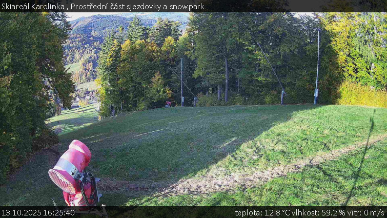 Skiareál Karolinka - Prostřední část sjezdovky a snowpark - 13.10.2025 v 16:25 Skiareál Karolinka - Prostřední část sjezdovky a snowpark - 13.10.2025 v 16:25