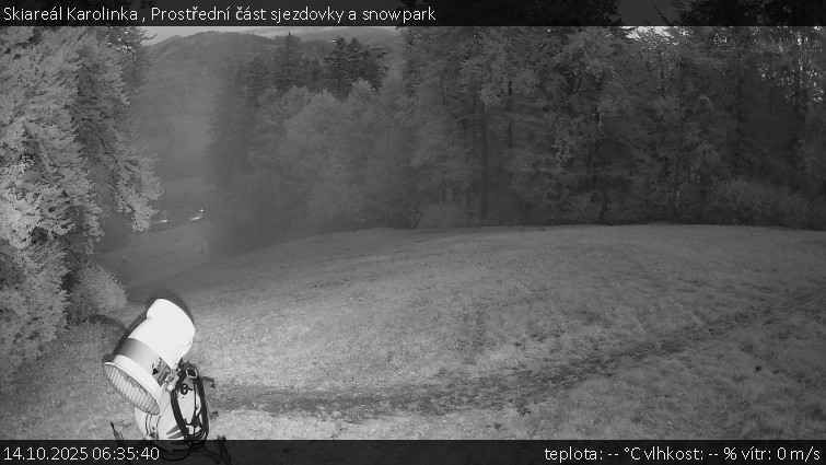 Skiareál Karolinka - Prostřední část sjezdovky a snowpark - 14.10.2025 v 06:35 Skiareál Karolinka - Prostřední část sjezdovky a snowpark - 14.10.2025 v 06:35