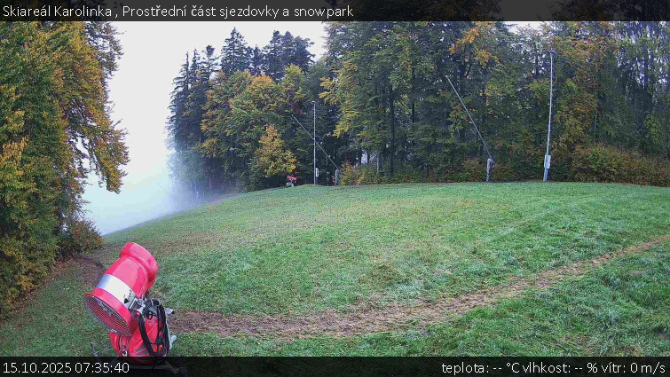 Skiareál Karolinka - Prostřední část sjezdovky a snowpark - 15.10.2025 v 07:35 Skiareál Karolinka - Prostřední část sjezdovky a snowpark - 15.10.2025 v 07:35