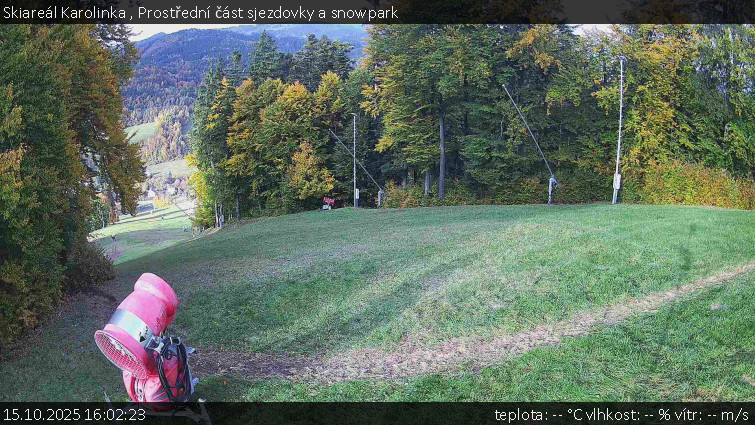 Skiareál Karolinka - Prostřední část sjezdovky a snowpark - 15.10.2025 v 16:02 Skiareál Karolinka - Prostřední část sjezdovky a snowpark - 15.10.2025 v 16:02
