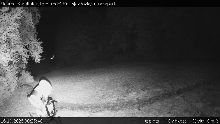 Skiareál Karolinka - Prostřední část sjezdovky a snowpark - 16.10.2025 v 00:25 Skiareál Karolinka - Prostřední část sjezdovky a snowpark - 16.10.2025 v 00:25