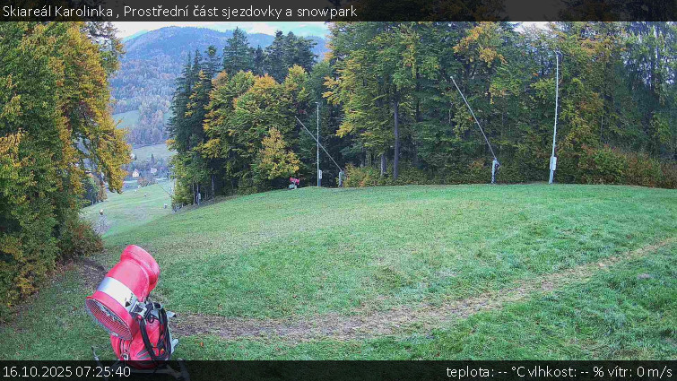 Skiareál Karolinka - Prostřední část sjezdovky a snowpark - 16.10.2025 v 07:25 Skiareál Karolinka - Prostřední část sjezdovky a snowpark - 16.10.2025 v 07:25