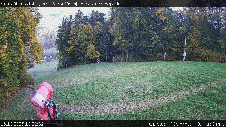 Skiareál Karolinka - Prostřední část sjezdovky a snowpark - 16.10.2025 v 10:32 Skiareál Karolinka - Prostřední část sjezdovky a snowpark - 16.10.2025 v 10:32