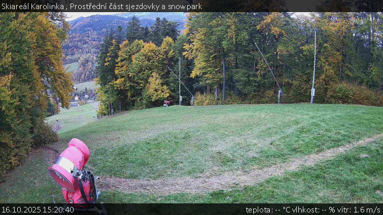 Skiareál Karolinka - Prostřední část sjezdovky a snowpark - 16.10.2025 v 15:20 Skiareál Karolinka - Prostřední část sjezdovky a snowpark - 16.10.2025 v 15:20