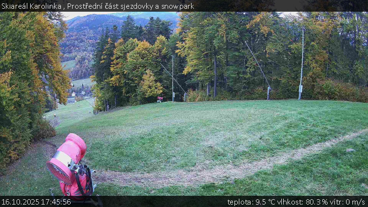 Skiareál Karolinka - Prostřední část sjezdovky a snowpark - 16.10.2025 v 17:45 Skiareál Karolinka - Prostřední část sjezdovky a snowpark - 16.10.2025 v 17:45