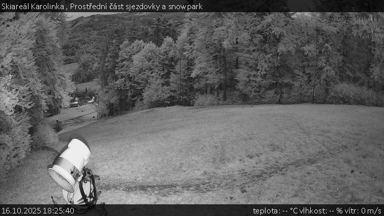 Skiareál Karolinka - Prostřední část sjezdovky a snowpark - 16.10.2025 v 18:25 Skiareál Karolinka - Prostřední část sjezdovky a snowpark - 16.10.2025 v 18:25