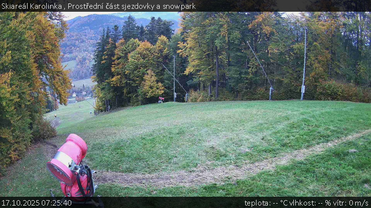 Skiareál Karolinka - Prostřední část sjezdovky a snowpark - 17.10.2025 v 07:25 Skiareál Karolinka - Prostřední část sjezdovky a snowpark - 17.10.2025 v 07:25
