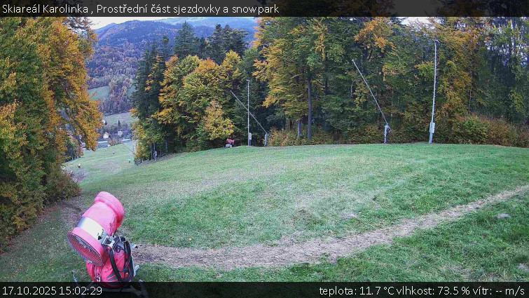 Skiareál Karolinka - Prostřední část sjezdovky a snowpark - 17.10.2025 v 15:02 Skiareál Karolinka - Prostřední část sjezdovky a snowpark - 17.10.2025 v 15:02