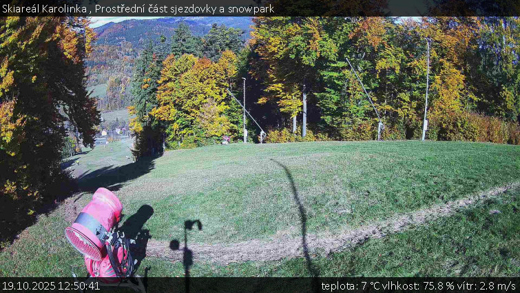 Skiareál Karolinka - Prostřední část sjezdovky a snowpark - 19.10.2025 v 12:50 Skiareál Karolinka - Prostřední část sjezdovky a snowpark - 19.10.2025 v 12:50