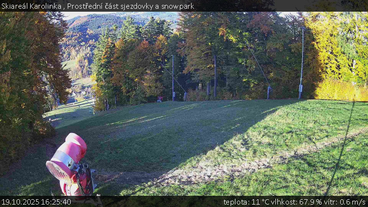 Skiareál Karolinka - Prostřední část sjezdovky a snowpark - 19.10.2025 v 16:25 Skiareál Karolinka - Prostřední část sjezdovky a snowpark - 19.10.2025 v 16:25