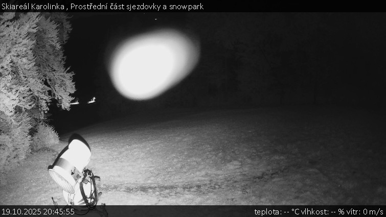 Skiareál Karolinka - Prostřední část sjezdovky a snowpark - 19.10.2025 v 20:45 Skiareál Karolinka - Prostřední část sjezdovky a snowpark - 19.10.2025 v 20:45