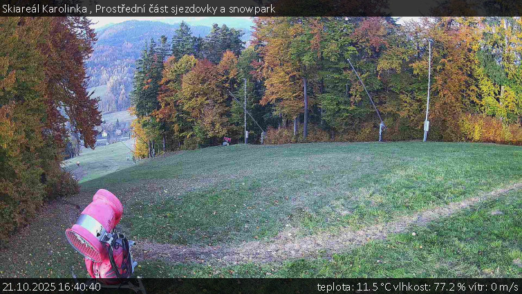 Skiareál Karolinka - Prostřední část sjezdovky a snowpark - 21.10.2025 v 16:40 Skiareál Karolinka - Prostřední část sjezdovky a snowpark - 21.10.2025 v 16:40