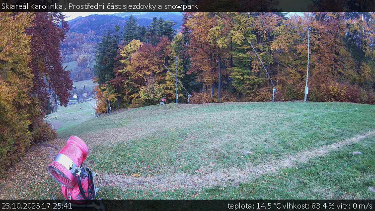 Skiareál Karolinka - Prostřední část sjezdovky a snowpark - 23.10.2025 v 17:25 Skiareál Karolinka - Prostřední část sjezdovky a snowpark - 23.10.2025 v 17:25