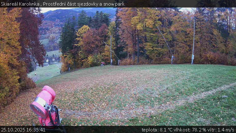 Skiareál Karolinka  - Prostřední část sjezdovky a snowpark - 25.10.2025 v 16:35 Skiareál Karolinka  - Prostřední část sjezdovky a snowpark - 25.10.2025 v 16:35