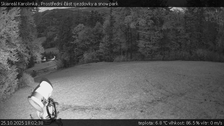 Skiareál Karolinka  - Prostřední část sjezdovky a snowpark - 25.10.2025 v 18:02 Skiareál Karolinka  - Prostřední část sjezdovky a snowpark - 25.10.2025 v 18:02