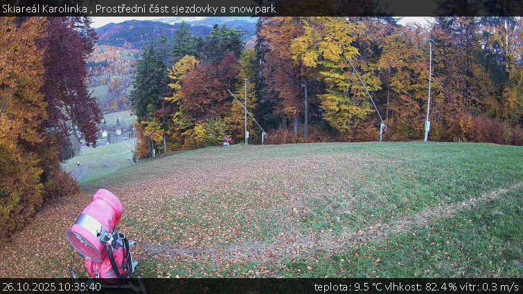 Skiareál Karolinka  - Prostřední část sjezdovky a snowpark - 26.10.2025 v 10:35 Skiareál Karolinka  - Prostřední část sjezdovky a snowpark - 26.10.2025 v 10:35