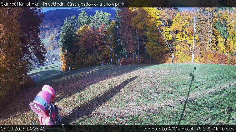 Skiareál Karolinka  - Prostřední část sjezdovky a snowpark - 26.10.2025 v 14:25 Skiareál Karolinka  - Prostřední část sjezdovky a snowpark - 26.10.2025 v 14:25