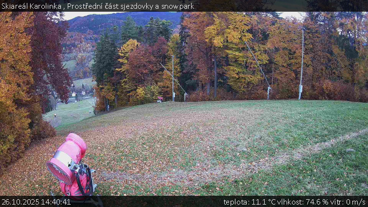 Skiareál Karolinka  - Prostřední část sjezdovky a snowpark - 26.10.2025 v 14:40 Skiareál Karolinka  - Prostřední část sjezdovky a snowpark - 26.10.2025 v 14:40