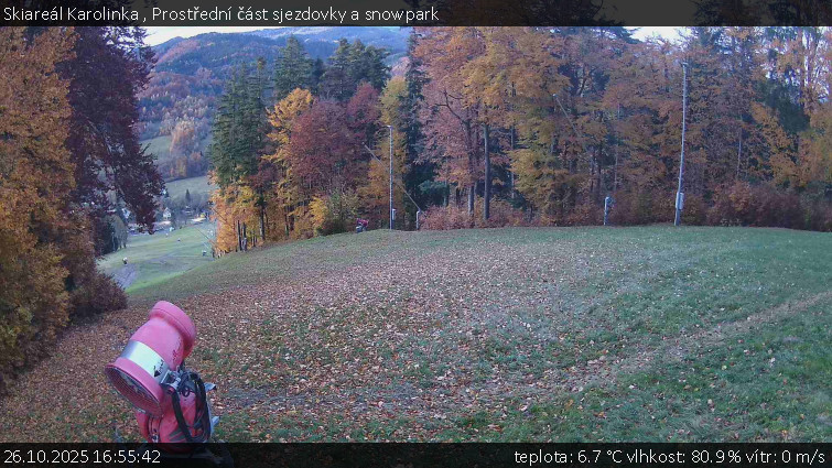 Skiareál Karolinka  - Prostřední část sjezdovky a snowpark - 26.10.2025 v 16:55 Skiareál Karolinka  - Prostřední část sjezdovky a snowpark - 26.10.2025 v 16:55