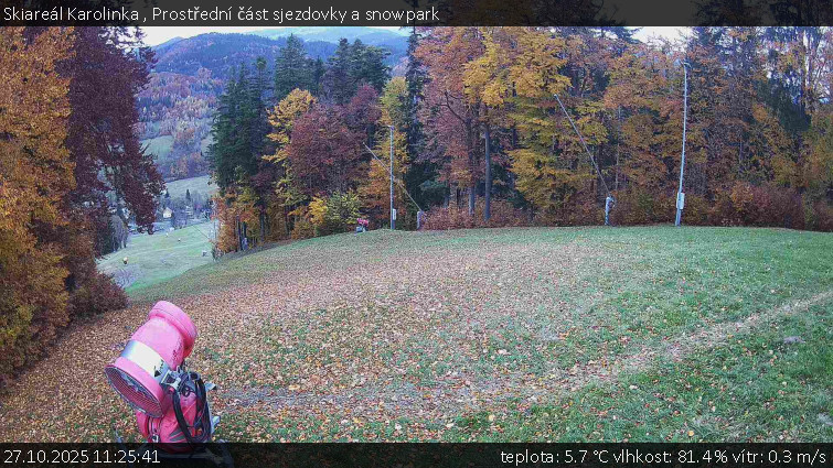 Skiareál Karolinka  - Prostřední část sjezdovky a snowpark - 27.10.2025 v 11:25 Skiareál Karolinka  - Prostřední část sjezdovky a snowpark - 27.10.2025 v 11:25