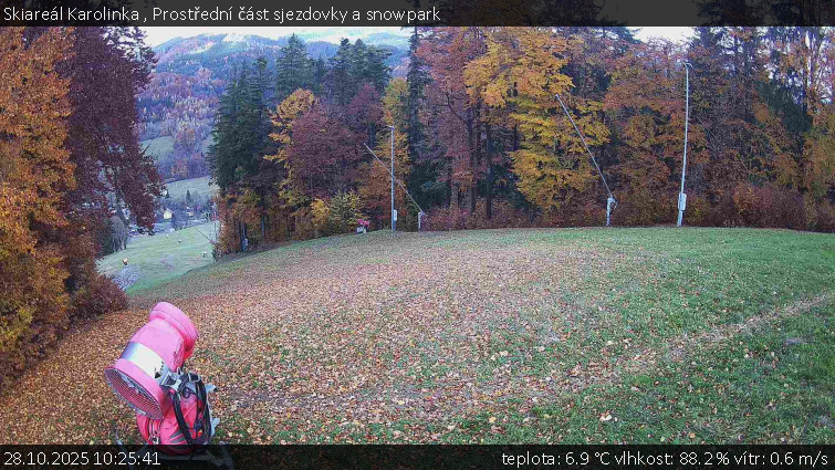Skiareál Karolinka  - Prostřední část sjezdovky a snowpark - 28.10.2025 v 10:25 Skiareál Karolinka  - Prostřední část sjezdovky a snowpark - 28.10.2025 v 10:25