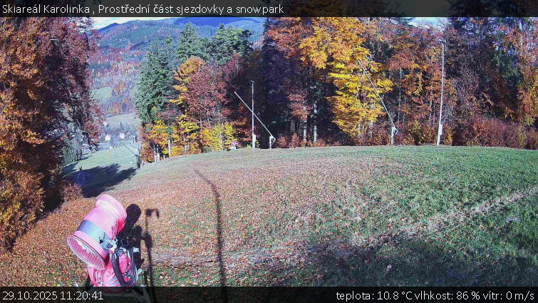 Skiareál Karolinka  - Prostřední část sjezdovky a snowpark - 29.10.2025 v 11:20 Skiareál Karolinka  - Prostřední část sjezdovky a snowpark - 29.10.2025 v 11:20