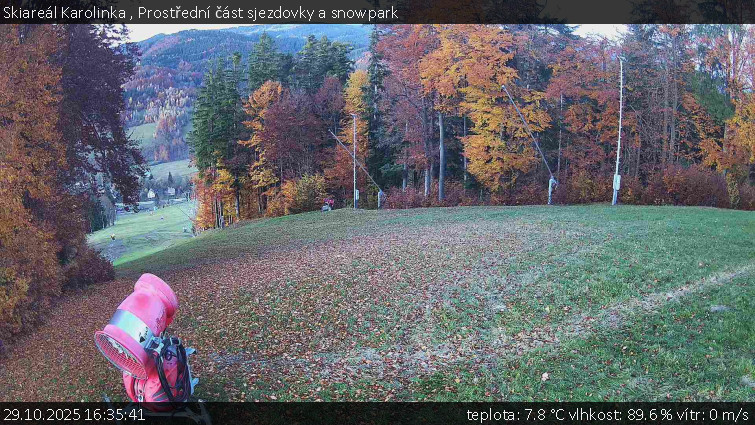 Skiareál Karolinka  - Prostřední část sjezdovky a snowpark - 29.10.2025 v 16:35 Skiareál Karolinka  - Prostřední část sjezdovky a snowpark - 29.10.2025 v 16:35