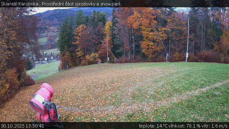 Skiareál Karolinka  - Prostřední část sjezdovky a snowpark - 30.10.2025 v 13:50 Skiareál Karolinka  - Prostřední část sjezdovky a snowpark - 30.10.2025 v 13:50