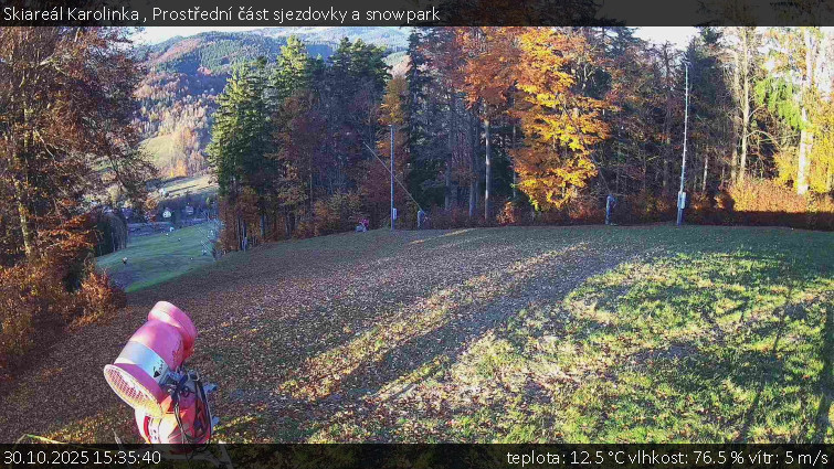 Skiareál Karolinka  - Prostřední část sjezdovky a snowpark - 30.10.2025 v 15:35 Skiareál Karolinka  - Prostřední část sjezdovky a snowpark - 30.10.2025 v 15:35
