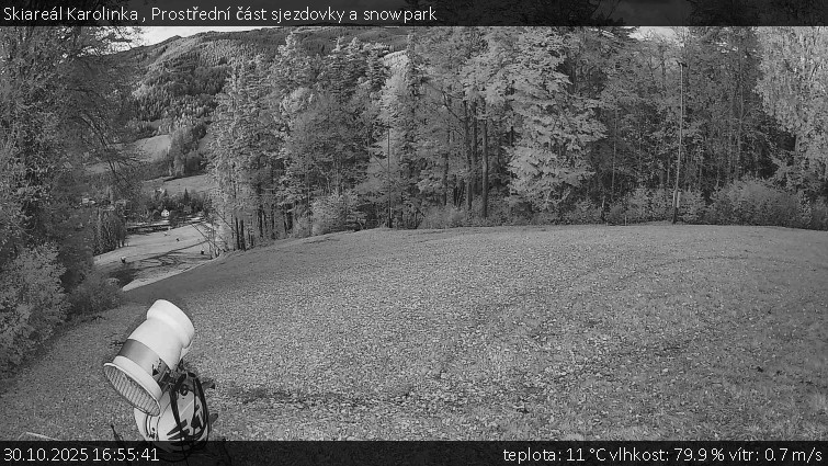 Skiareál Karolinka  - Prostřední část sjezdovky a snowpark - 30.10.2025 v 16:55 Skiareál Karolinka  - Prostřední část sjezdovky a snowpark - 30.10.2025 v 16:55
