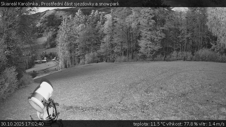Skiareál Karolinka  - Prostřední část sjezdovky a snowpark - 30.10.2025 v 17:02 Skiareál Karolinka  - Prostřední část sjezdovky a snowpark - 30.10.2025 v 17:02