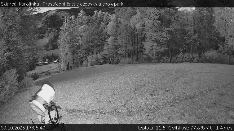 Skiareál Karolinka  - Prostřední část sjezdovky a snowpark - 30.10.2025 v 17:05 Skiareál Karolinka  - Prostřední část sjezdovky a snowpark - 30.10.2025 v 17:05