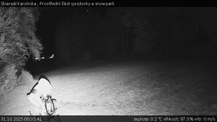 Skiareál Karolinka  - Prostřední část sjezdovky a snowpark - 31.10.2025 v 00:35 Skiareál Karolinka  - Prostřední část sjezdovky a snowpark - 31.10.2025 v 00:35