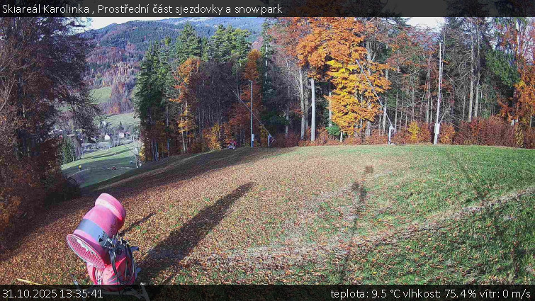 Skiareál Karolinka  - Prostřední část sjezdovky a snowpark - 31.10.2025 v 13:35 Skiareál Karolinka  - Prostřední část sjezdovky a snowpark - 31.10.2025 v 13:35