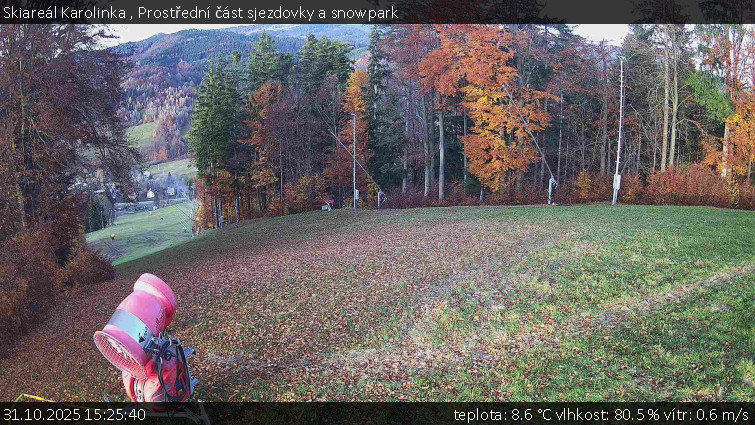 Skiareál Karolinka  - Prostřední část sjezdovky a snowpark - 31.10.2025 v 15:25 Skiareál Karolinka  - Prostřední část sjezdovky a snowpark - 31.10.2025 v 15:25