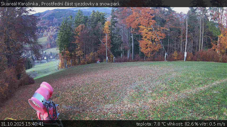 Skiareál Karolinka  - Prostřední část sjezdovky a snowpark - 31.10.2025 v 15:40 Skiareál Karolinka  - Prostřední část sjezdovky a snowpark - 31.10.2025 v 15:40