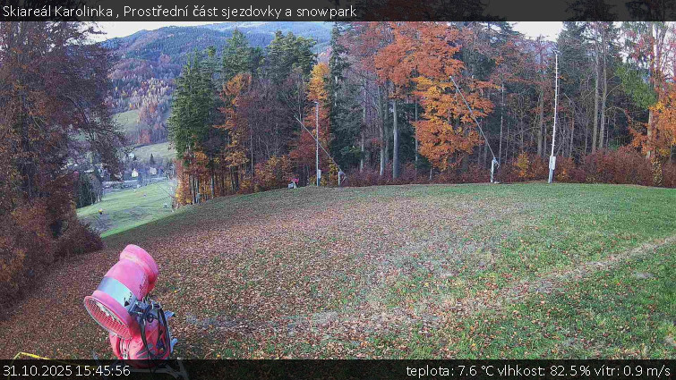 Skiareál Karolinka  - Prostřední část sjezdovky a snowpark - 31.10.2025 v 15:45 Skiareál Karolinka  - Prostřední část sjezdovky a snowpark - 31.10.2025 v 15:45