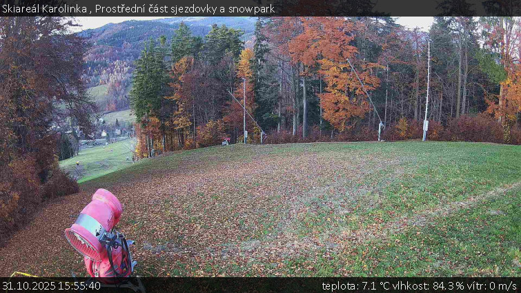 Skiareál Karolinka  - Prostřední část sjezdovky a snowpark - 31.10.2025 v 15:55 Skiareál Karolinka  - Prostřední část sjezdovky a snowpark - 31.10.2025 v 15:55