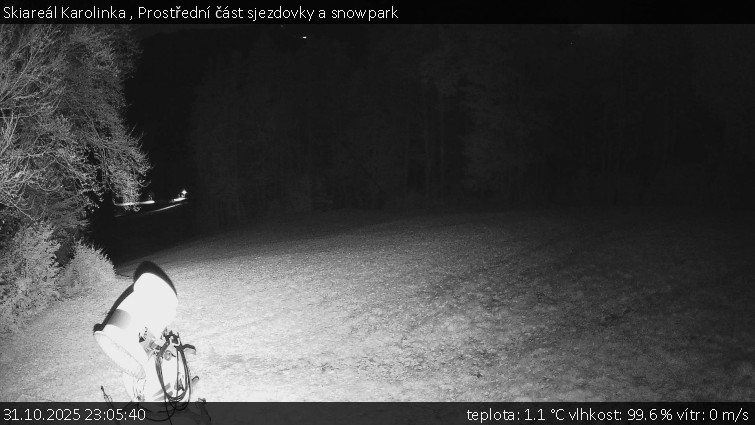Skiareál Karolinka  - Prostřední část sjezdovky a snowpark - 31.10.2025 v 23:05 Skiareál Karolinka  - Prostřední část sjezdovky a snowpark - 31.10.2025 v 23:05