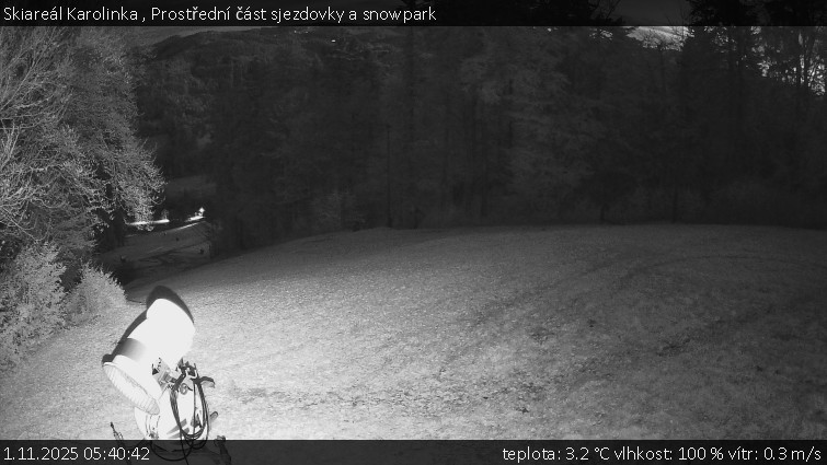 Skiareál Karolinka  - Prostřední část sjezdovky a snowpark - 1.11.2025 v 05:40 Skiareál Karolinka  - Prostřední část sjezdovky a snowpark - 1.11.2025 v 05:40