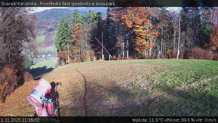 Skiareál Karolinka  - Prostřední část sjezdovky a snowpark - 1.11.2025 v 11:16 Skiareál Karolinka  - Prostřední část sjezdovky a snowpark - 1.11.2025 v 11:16