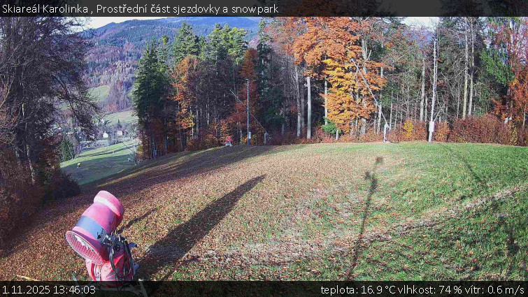 Skiareál Karolinka  - Prostřední část sjezdovky a snowpark - 1.11.2025 v 13:46 Skiareál Karolinka  - Prostřední část sjezdovky a snowpark - 1.11.2025 v 13:46