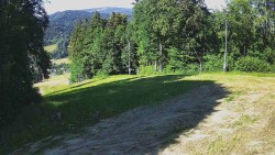 Środkowa część trasy zjazdowej i snowpark