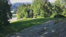 Środkowa część trasy zjazdowej i snowpark
