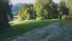 Środkowa część trasy zjazdowej i snowpark