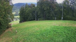 Środkowa część trasy zjazdowej i snowpark