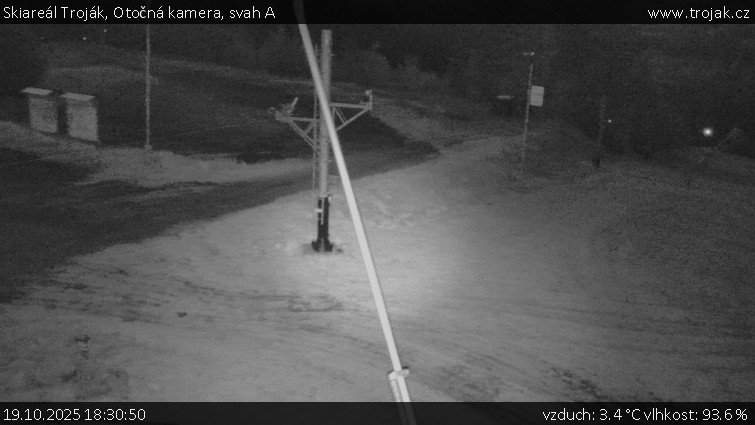 Skiareál Troják - Otočná kamera, svah A - 19.10.2025 v 18:30 Skiareál Troják - Otočná kamera, svah A - 19.10.2025 v 18:30