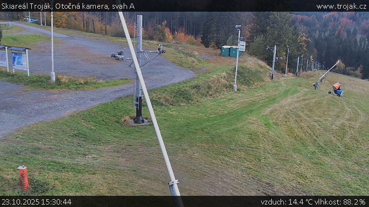 Skiareál Troják - Otočná kamera, svah A - 23.10.2025 v 15:30 Skiareál Troják - Otočná kamera, svah A - 23.10.2025 v 15:30
