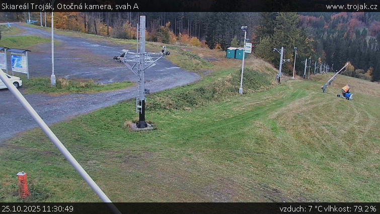 Skiareál Troják - Otočná kamera, svah A - 25.10.2025 v 11:30 Skiareál Troják - Otočná kamera, svah A - 25.10.2025 v 11:30